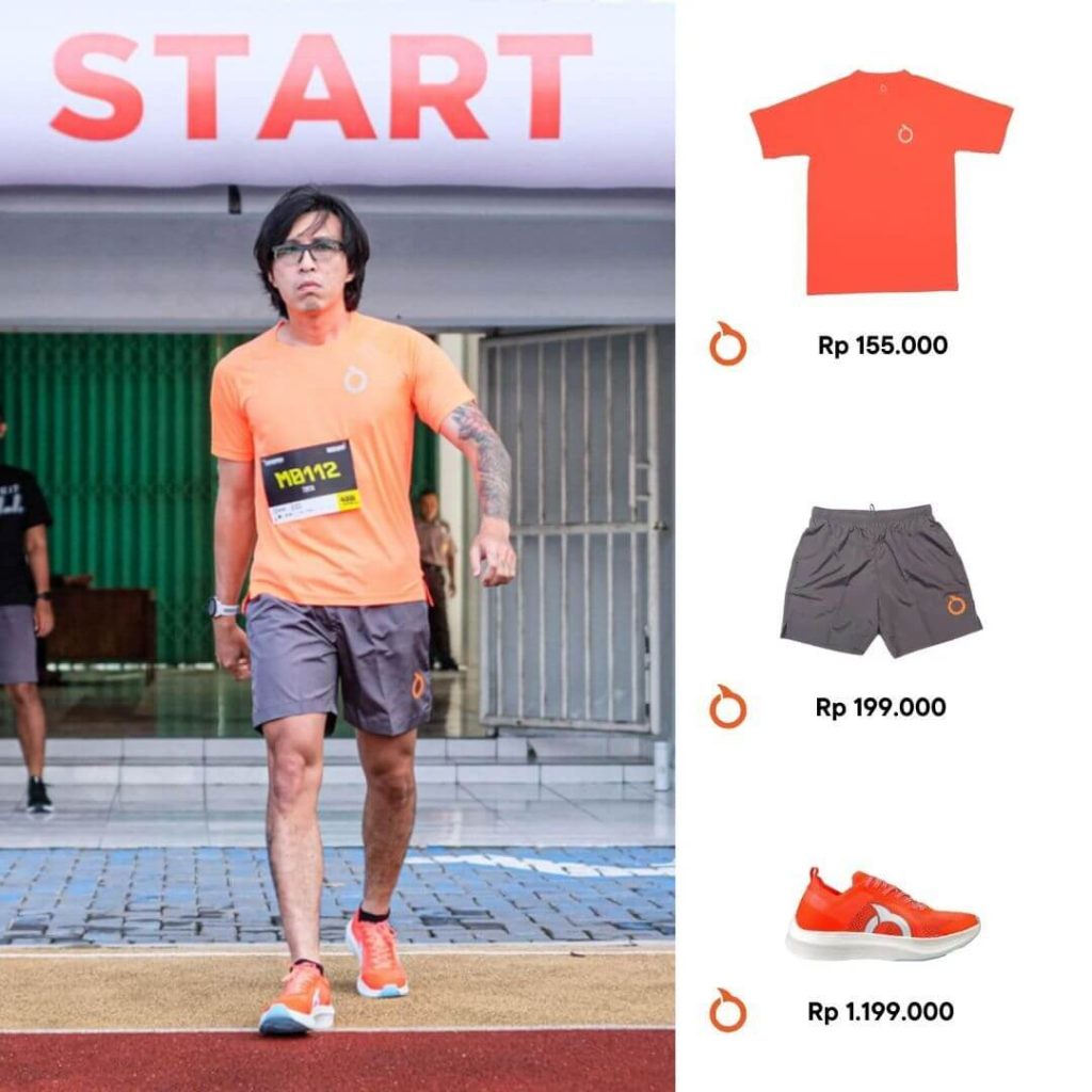 Kaos Jersey Orange, Celana Pendek Abu, Sneakers Orange